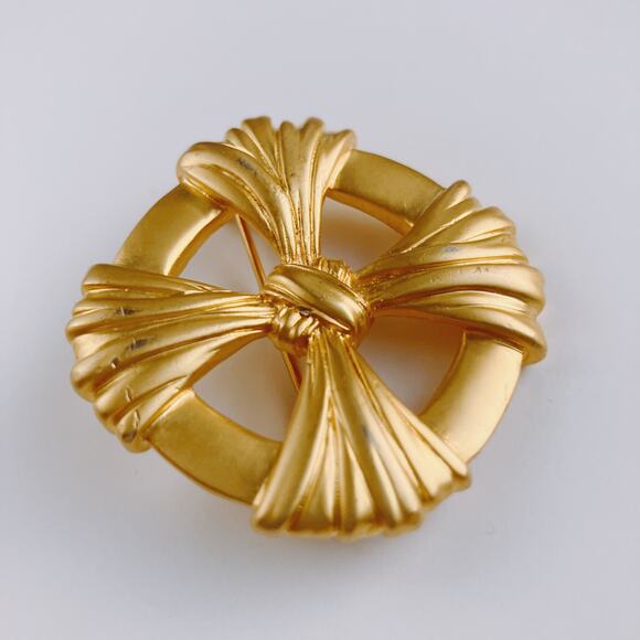 Vintage Matte Gold Tone Ribbon Knot Brooch 1970s 1980s Bold Statement Pin - Picture 6 of 11
